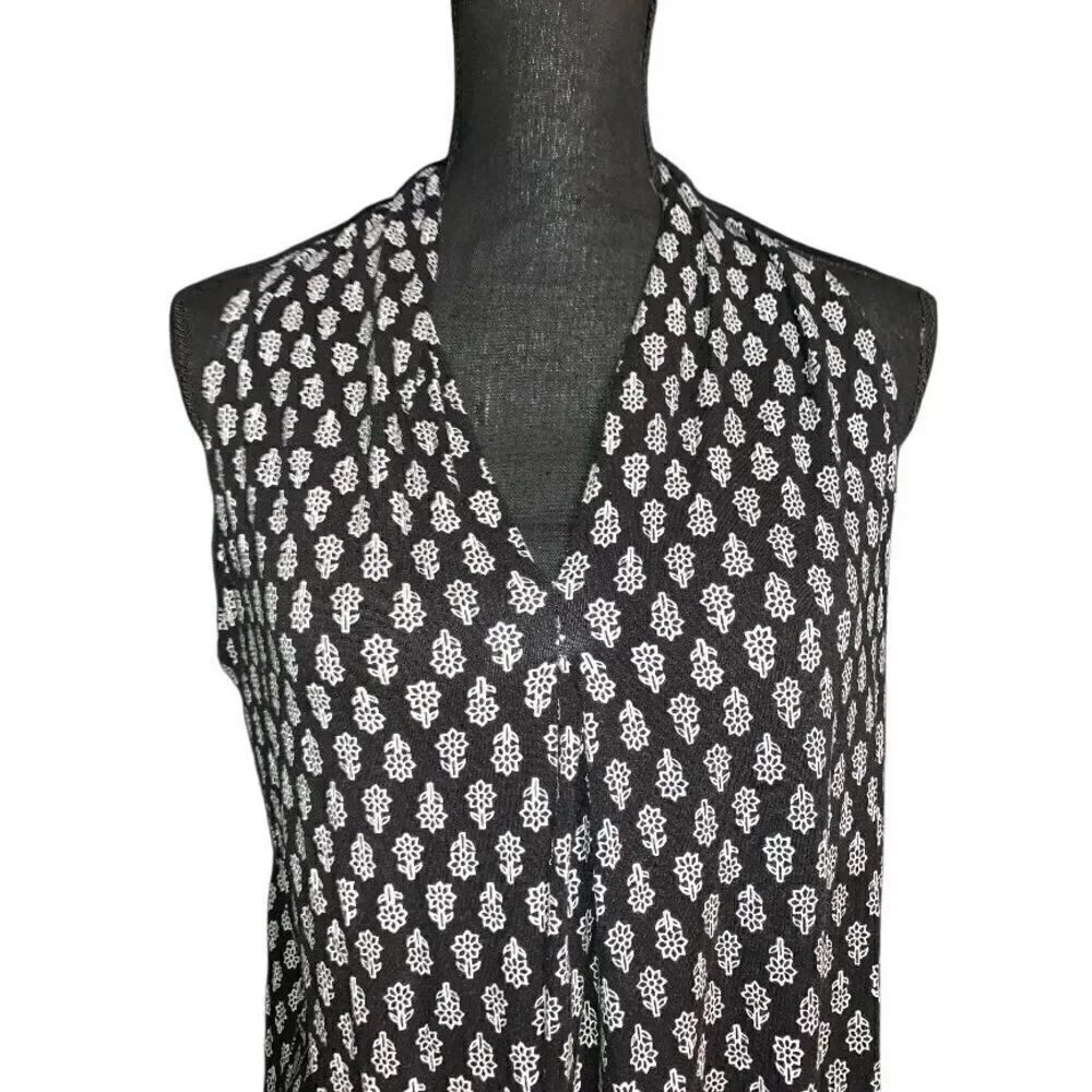 Max Studio V-neck Tank Top - Picture 2 of 6